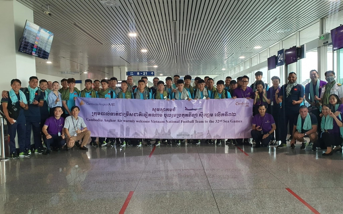 vietnam football team departs for 32nd sea games in cambodia picture 7