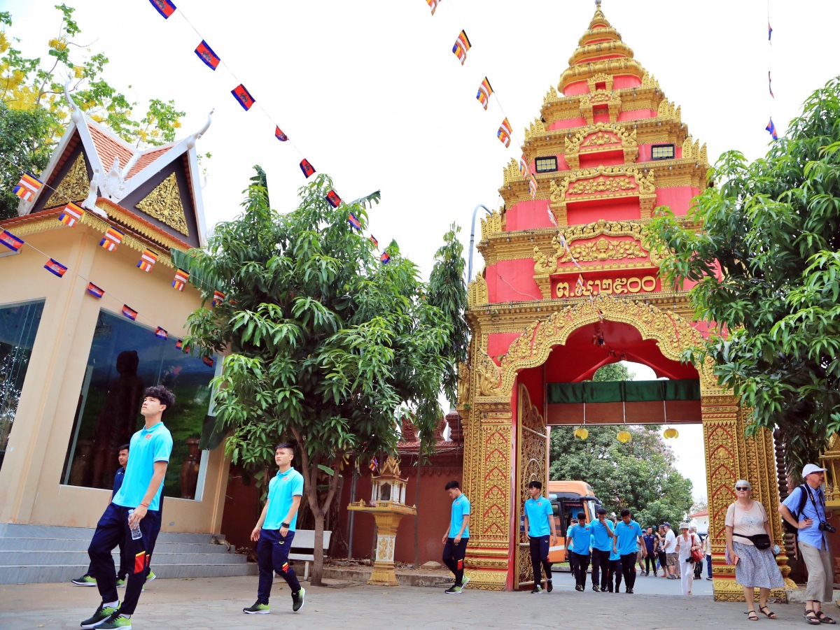 HLV Troussier cho U22 Việt Nam thăm quan ngôi chùa nổi tiếng ở ...