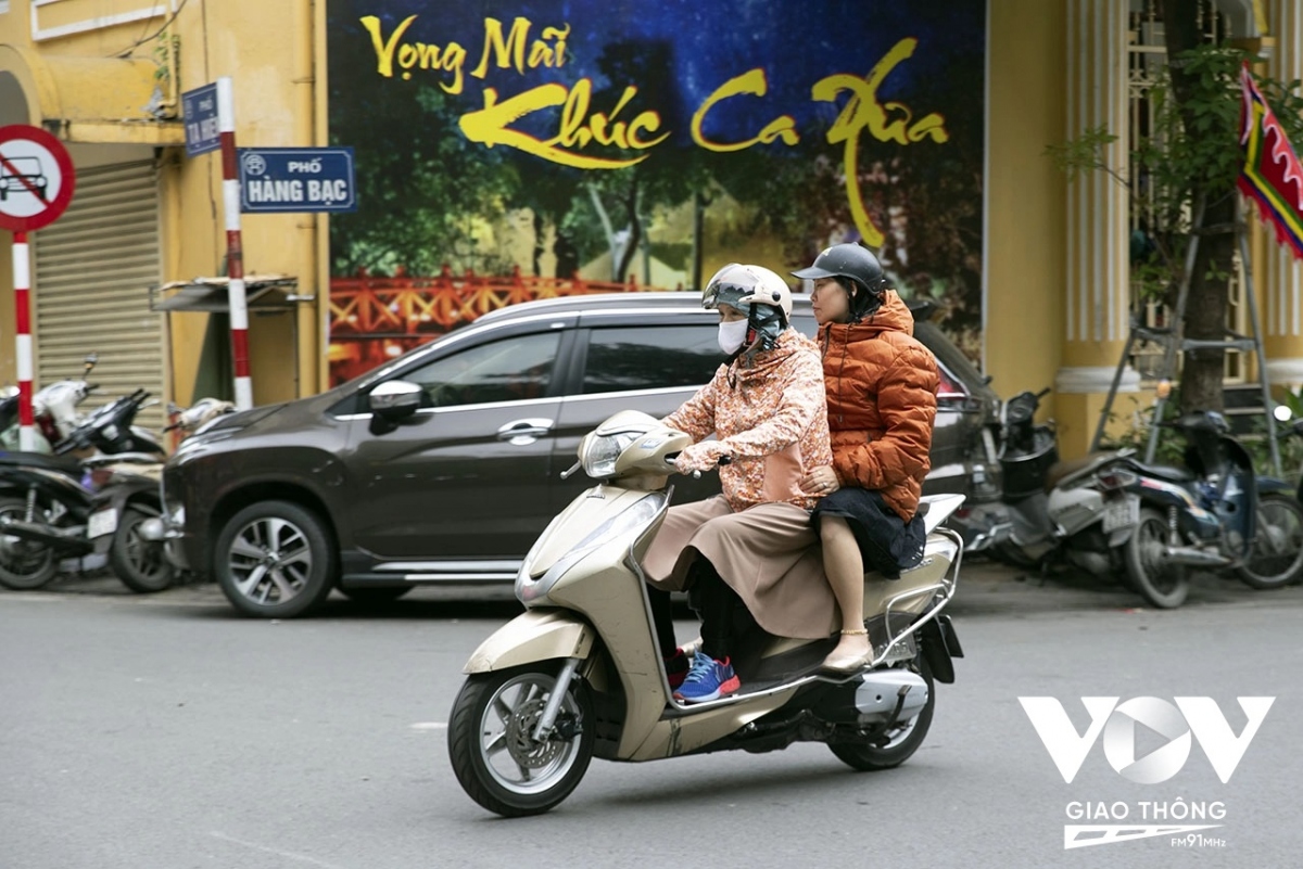 người hà nội lại lôi áo rét ra mặc hình ảnh 8 nguoi ha noi lai loi ao ret ra mac hinh anh 8