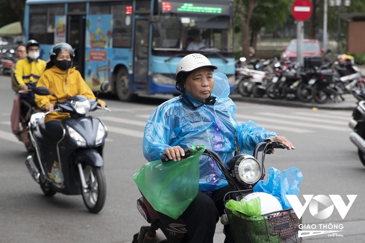 người hà nội lại lôi áo rét ra mặc hình ảnh 11 nguoi ha noi lai loi ao ret ra mac hinh anh 11