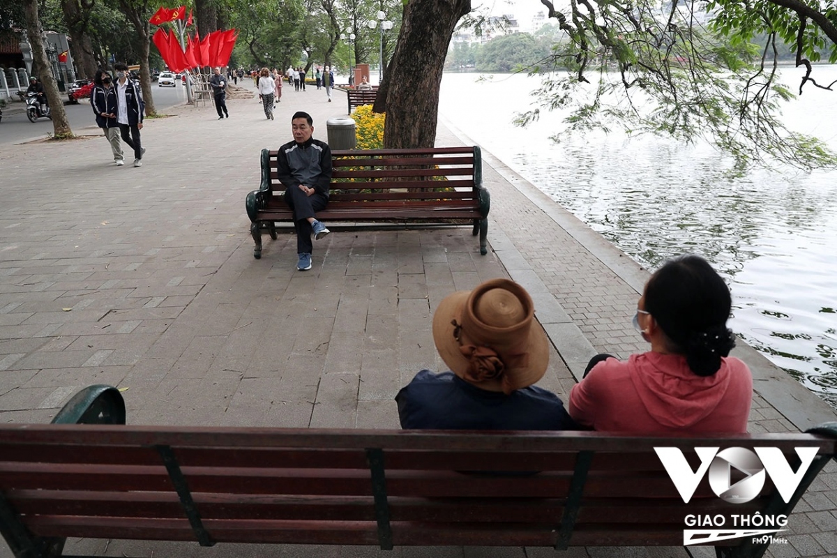 người hà nội lại lôi áo rét ra mặc hình ảnh 2 nguoi ha noi lai loi ao ret ra mac hinh anh 2