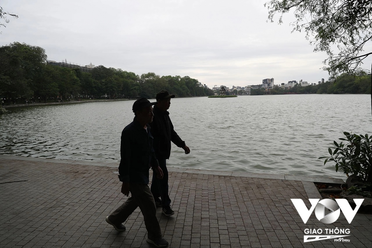 người hà nội lại lôi áo rét ra mặc hình ảnh 3 nguoi ha noi lai loi ao ret ra mac hinh anh 3