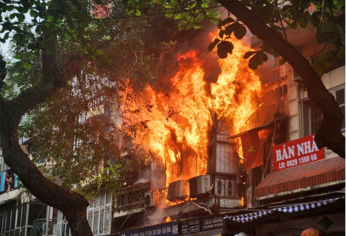 Sohavn  Thấy căn nhà bị cháy gia đình này biết không thể cứu được gì  nên đã vui vẻ chụp một tấm hình làm kỉ niệm SohaDoiSong  Facebook