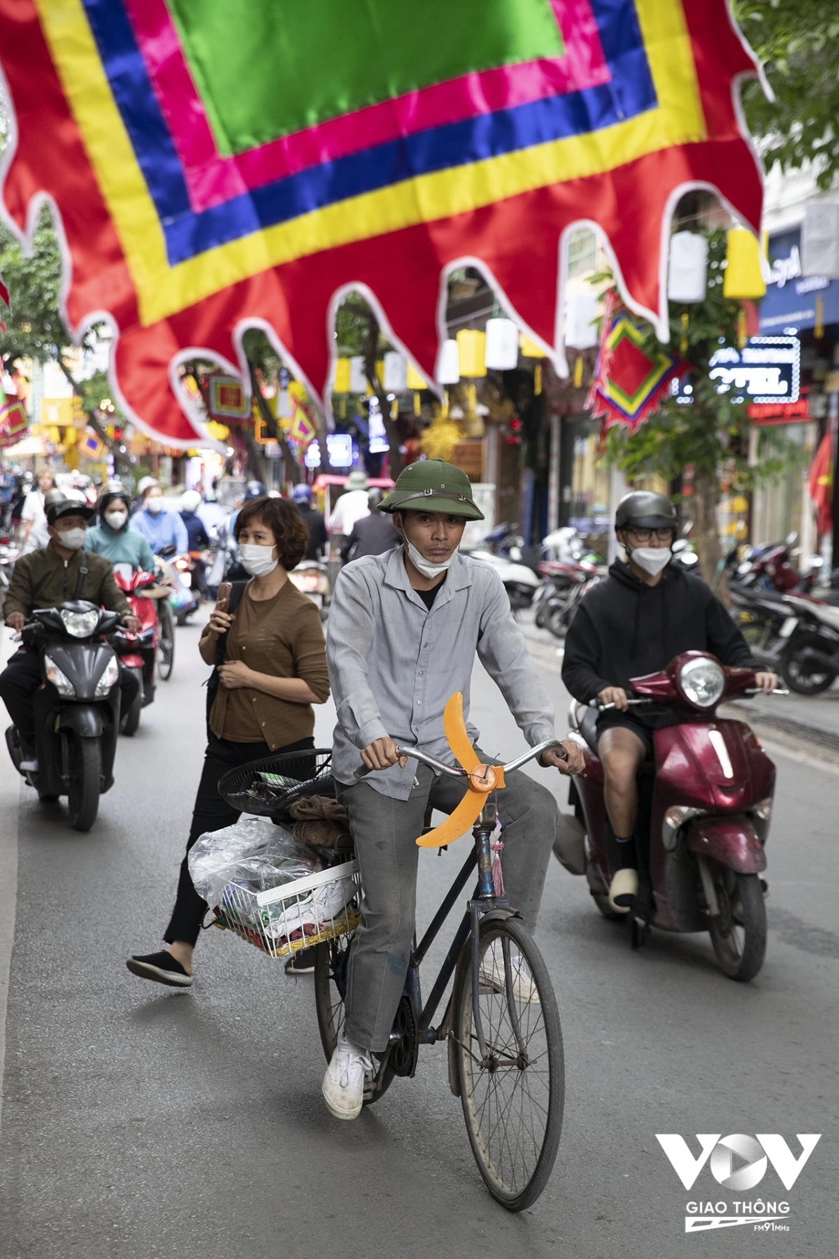 người hà nội lại lôi áo rét ra mặc hình ảnh 7 nguoi ha noi lai loi ao ret ra mac hinh anh 7