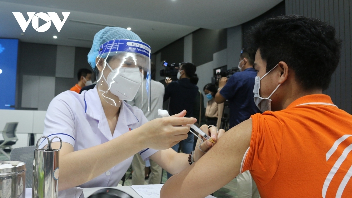18,000 vaccine doses allocated to hanoi districts picture 1