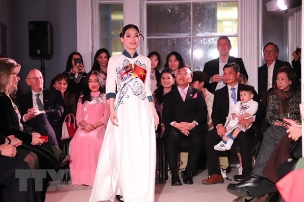 vietnam s fashion designs introduced in london picture 1