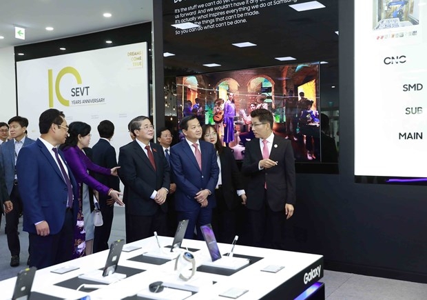 samsung expected to become talent nurturing centre in vietnam deputy pm picture 1