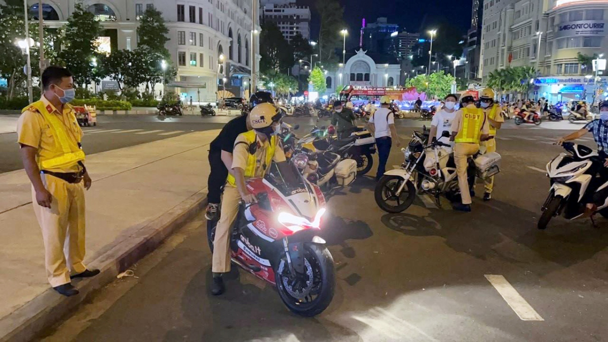 Phát hiện hàng chục xe máy nghi độ chế ở phố đi bộ Nguyễn Huệ