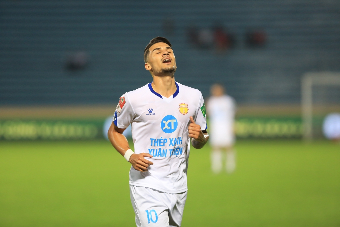 giat lai tran hoa phut bu gio, nam Dinh van bat bai o v-league hinh anh 1