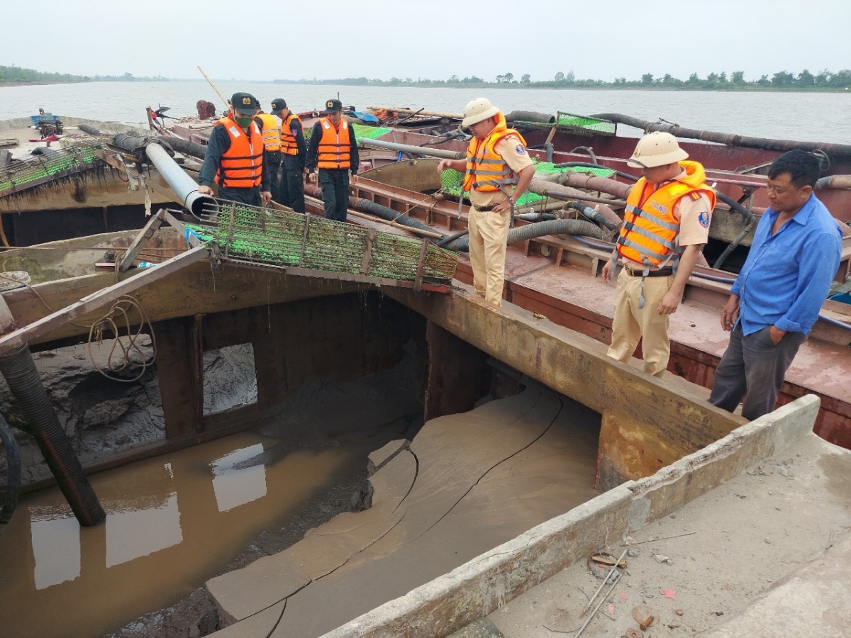 Mật phục bắt giữ 3 tàu khai thác cát trái phép trong đêm