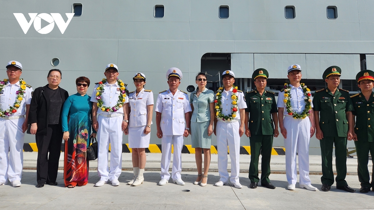 chinese navy training ship visits da nang picture 10