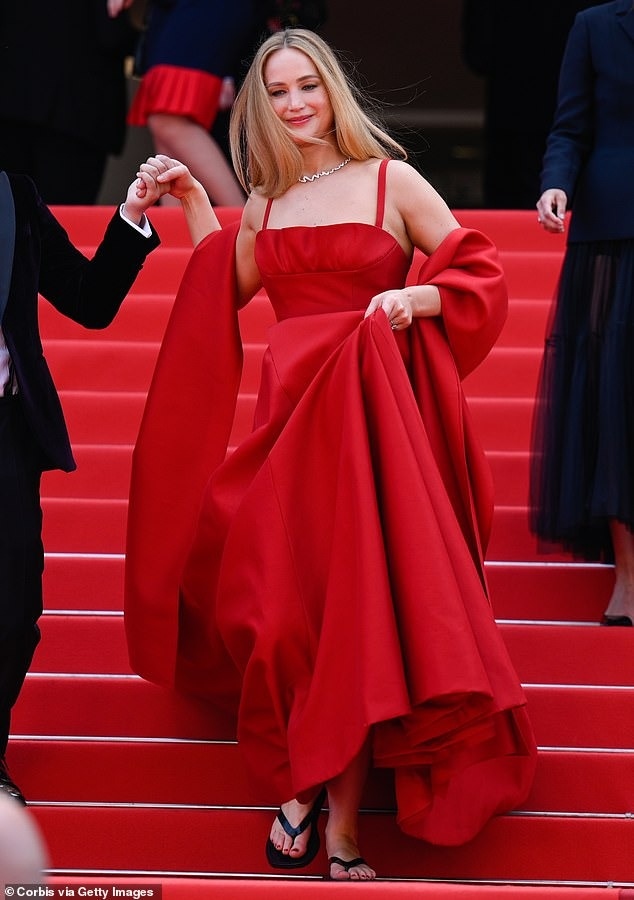 jennifer lawrence mang dep tong len tham do cannes 2023 hinh anh 2