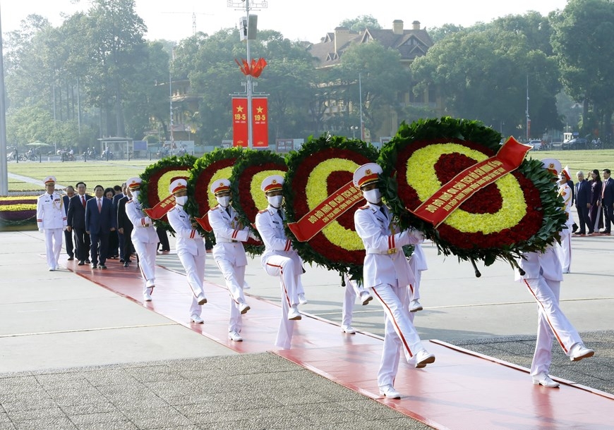 lanh dao Dang va nha nuoc vao lang vieng chu tich ho chi minh hinh anh 1