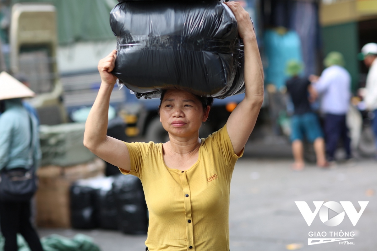 can canh cuoc song thuong nhat o cho lau doi va lon nhat o ha noi hinh anh 24