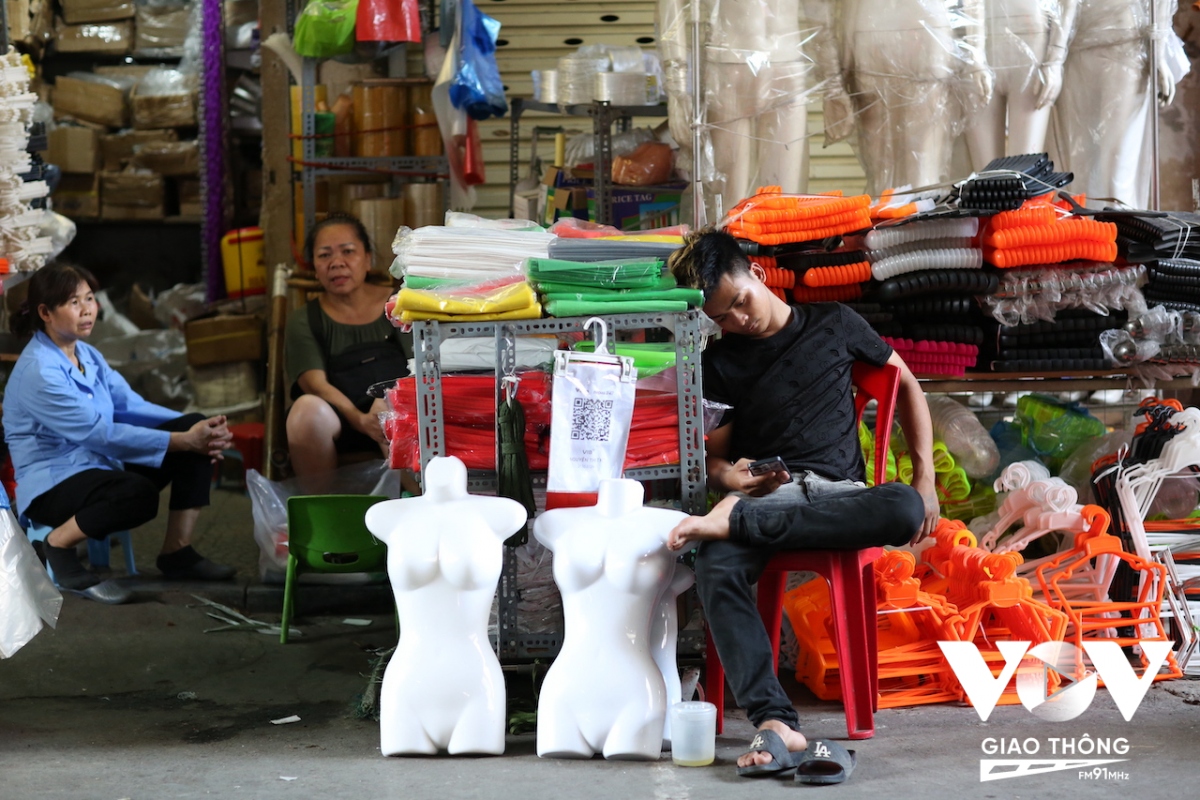 can canh cuoc song thuong nhat o cho lau doi va lon nhat o ha noi hinh anh 13