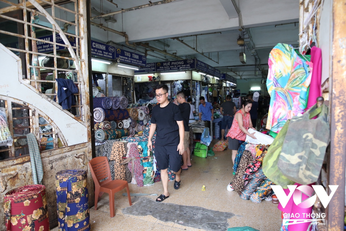 can canh cuoc song thuong nhat o cho lau doi va lon nhat o ha noi hinh anh 2