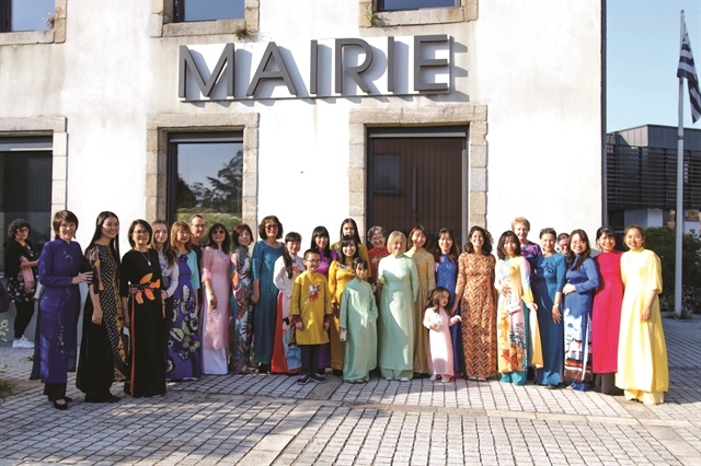 listening to the stories of ao dai in france picture 1