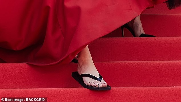 jennifer lawrence wears beautiful dress to cannes 2023 photo 3