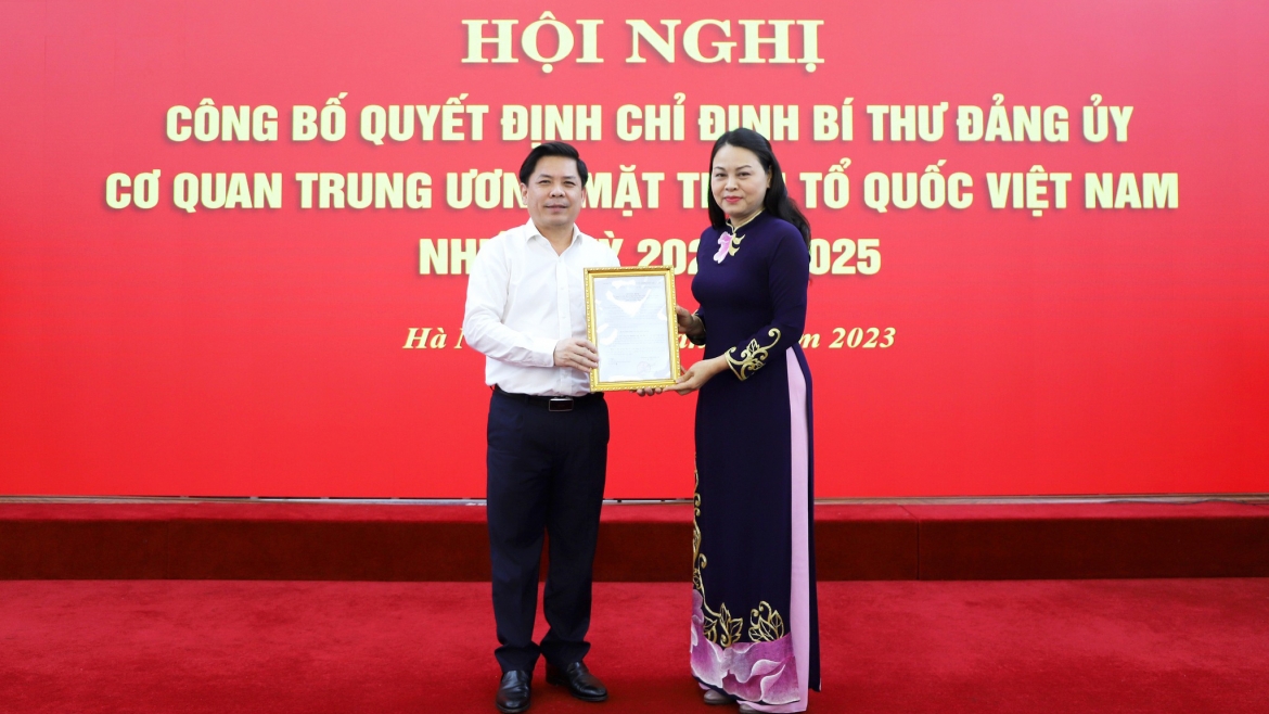 ba nguyen thi thu ha giu chuc bi thu Dang uy co quan trung uong mttq viet nam hinh anh 1