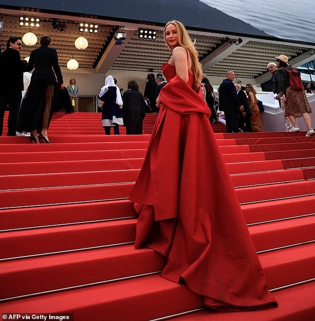 jennifer lawrence wears beautiful dress to cannes 2023 photo 1