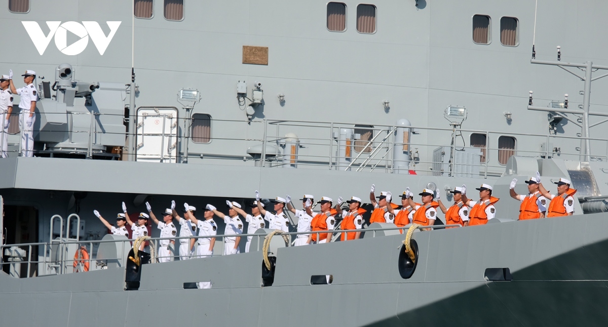 chinese navy training ship visits da nang picture 3