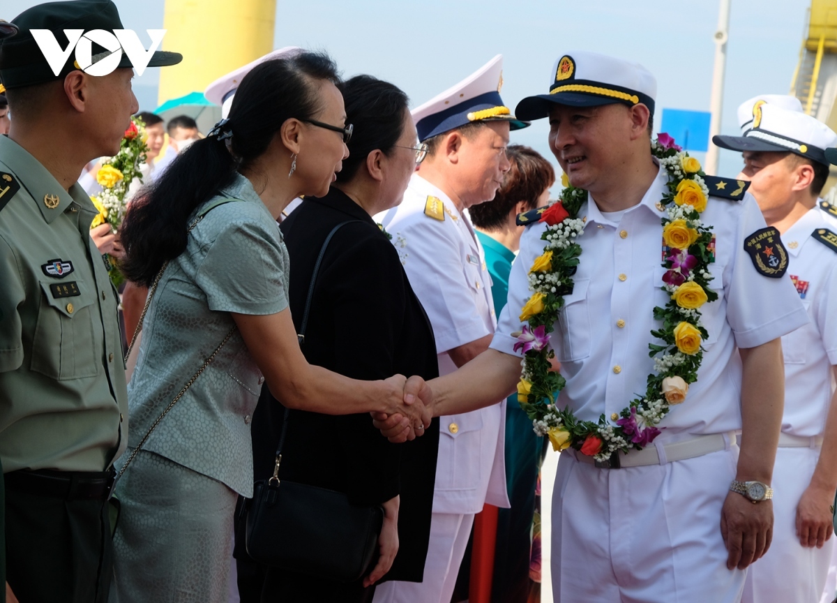 chinese navy training ship visits da nang picture 4