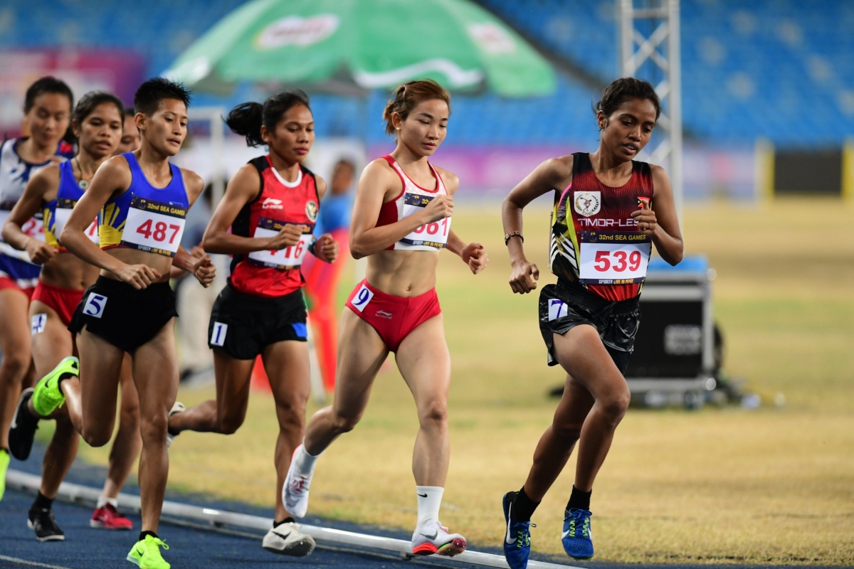 nguyen thi oanh va pham thi hong le thong tri duong chay 5000m o sea games 32 hinh anh 4