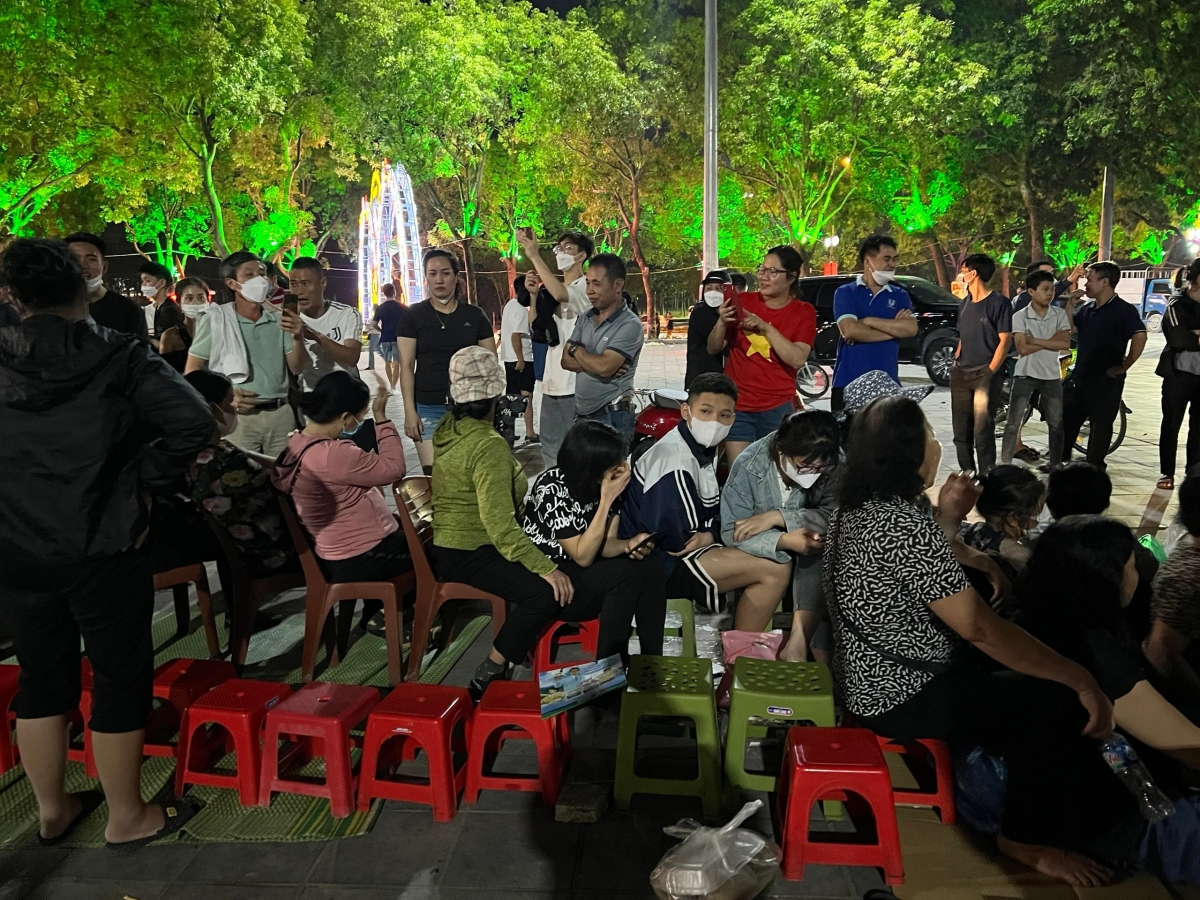 cĐv trải chiếu, xuyên đêm chờ mua vé chung kết bóng chuyền việt nam vs thái lan hình ảnh 5 cDv trai chieu, xuyen dem cho mua ve chung ket bong chuyen viet nam vs thai lan hinh anh 5