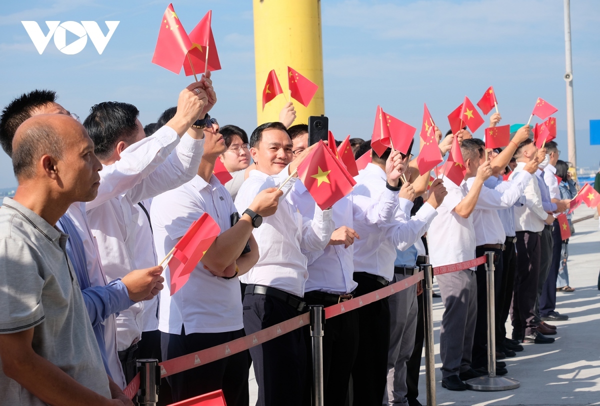 chinese navy training ship visits da nang picture 5