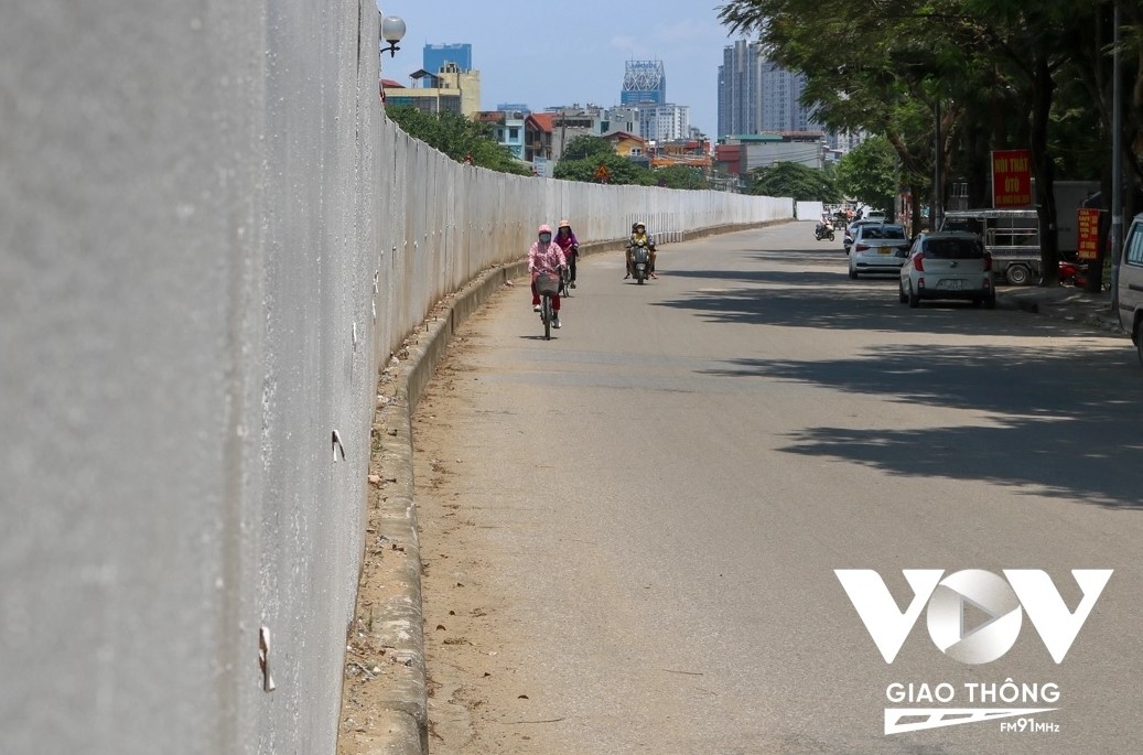 Thi công đường vành đai 2,5: Tự ý rào chắn tường bê tông, ngăn lối đi của người dân