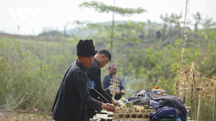 Forest god worshipping of Khang ethnic minority people