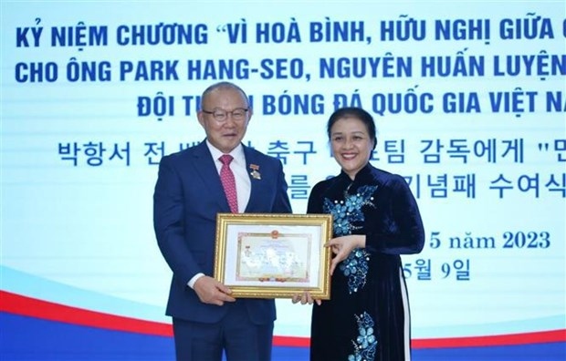 coach park hang-seo awarded vufo s friendship insignia picture 1