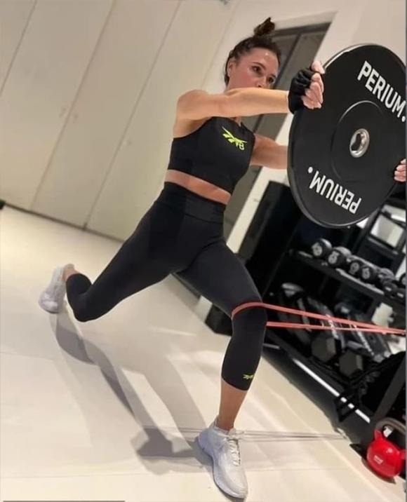 victoria beckham khoe dang sanh dieu o tuoi u50 hinh anh 4