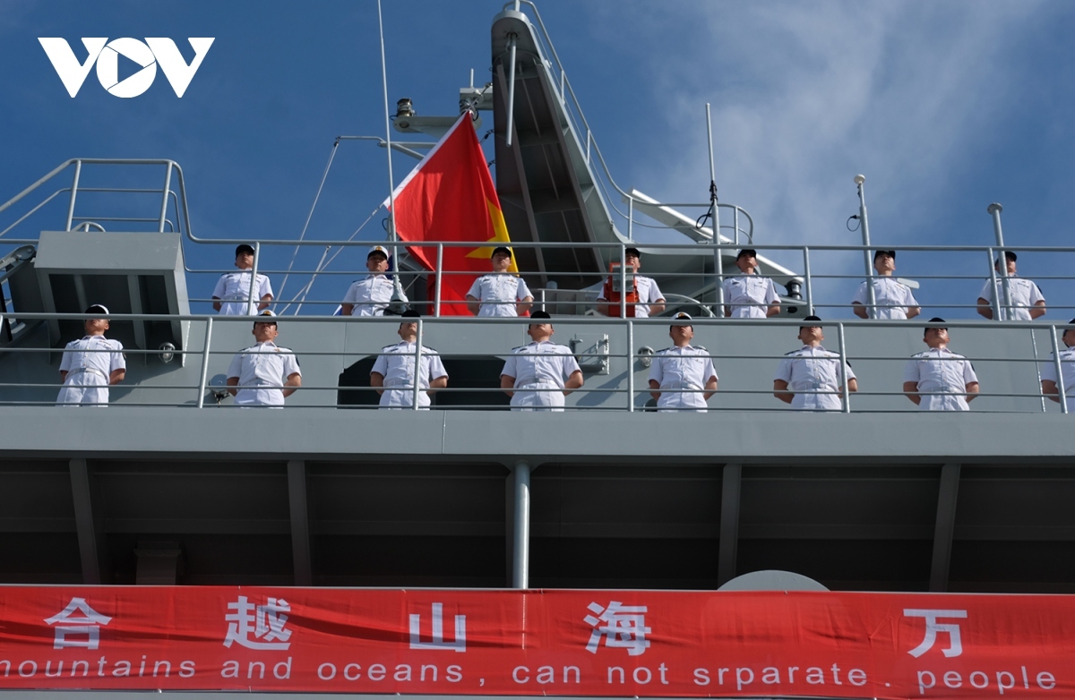 chinese navy training ship visits da nang picture 7
