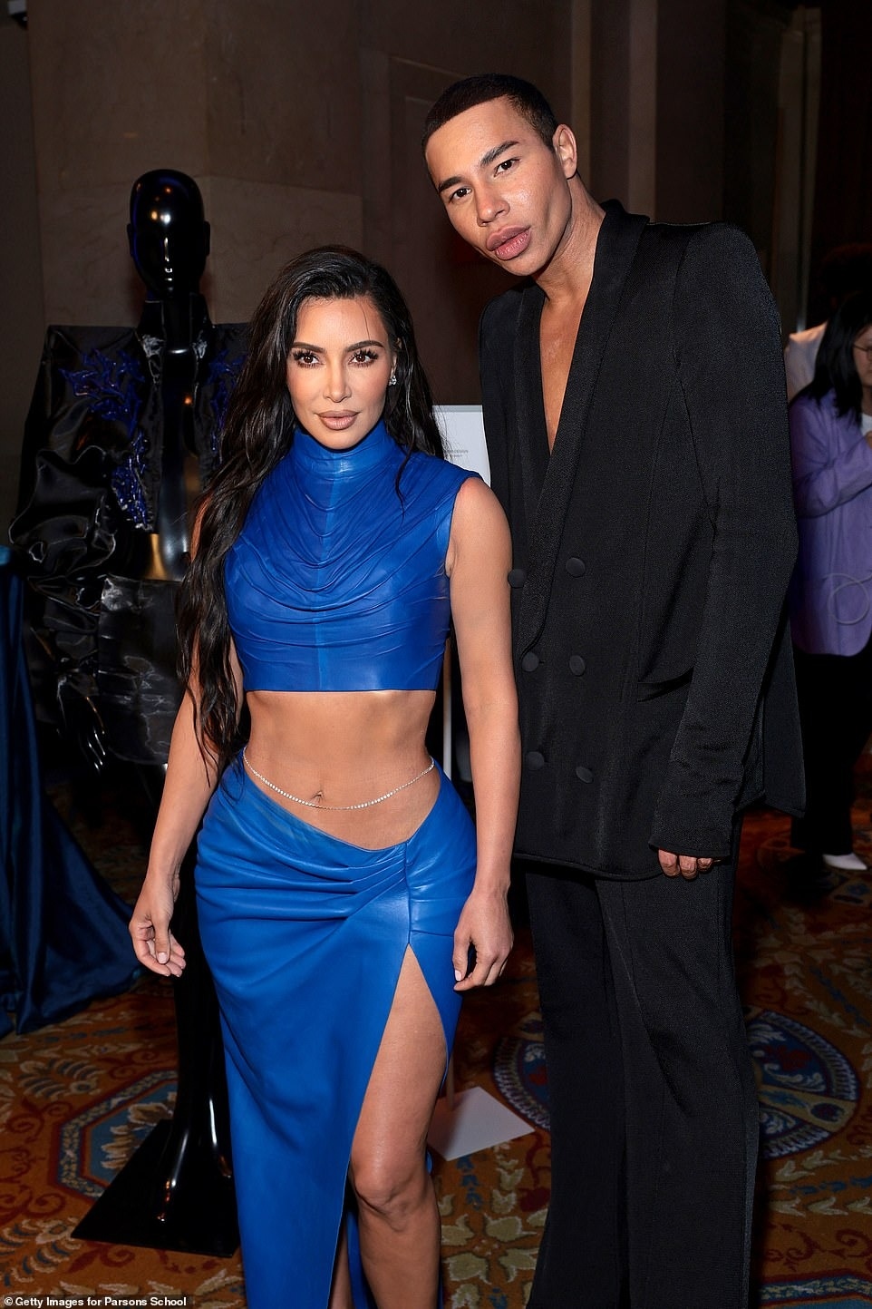 kim kardashian khoe sac voc quyen ru tren tham do parsons benefit hinh anh 7