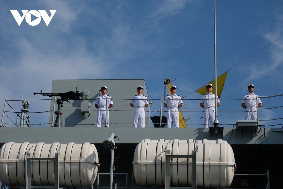 chinese navy training ship visits da nang picture 8