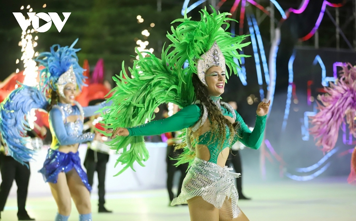 thousands revel in dances of five continents at carnival ha long 2023 picture 1