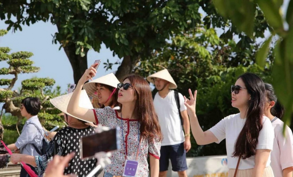 rok tourists on top of the list of foreign travelers to vietnam picture 1