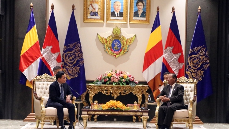 deputy pm quang greets cambodian deputy pm and defence minister picture 1