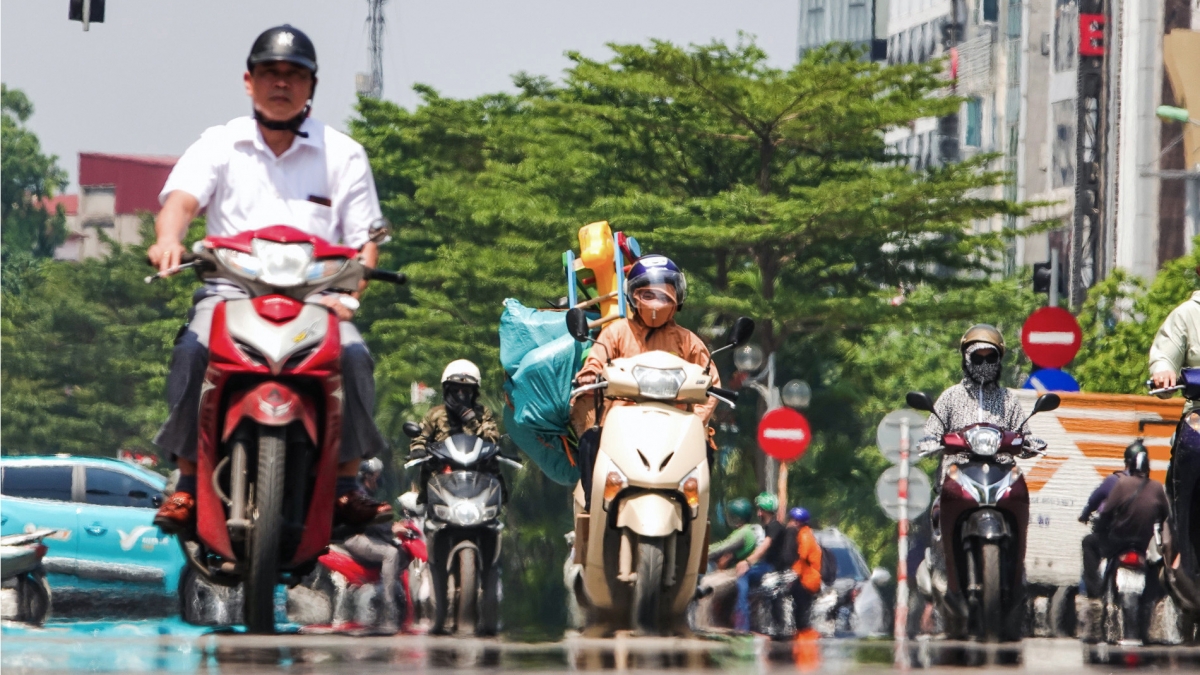 Hanoians seek measures to cope amid record heat wave