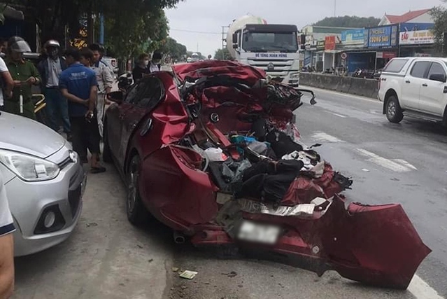 hien truong kinh hoang o to mazda 3 bi xe tai tong nat khi dung den do hinh anh 1