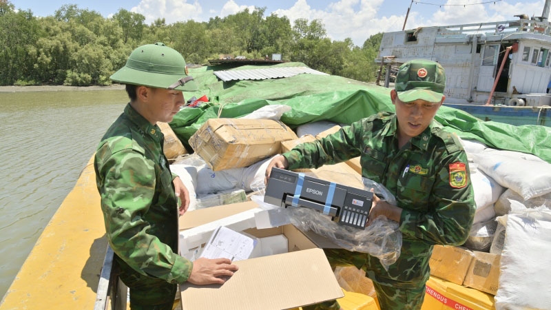 bat giu 1 tau cho so luong hang hoa lon khong ro nguon goc hinh anh 1