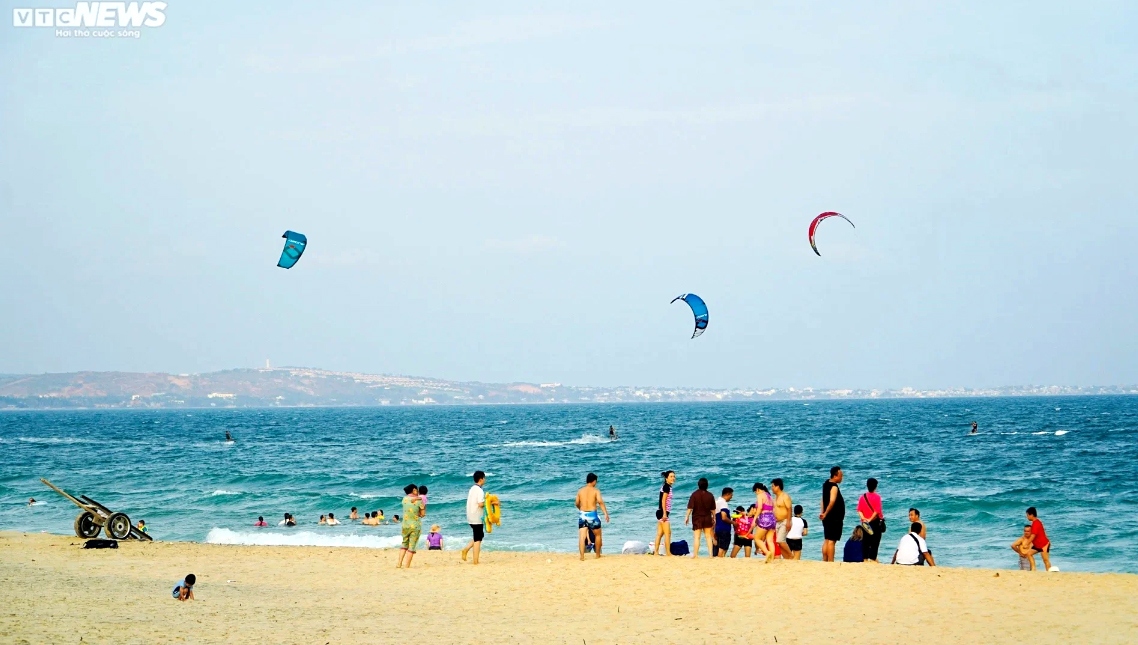 beaches attract holidaymakers during five-day break picture 11