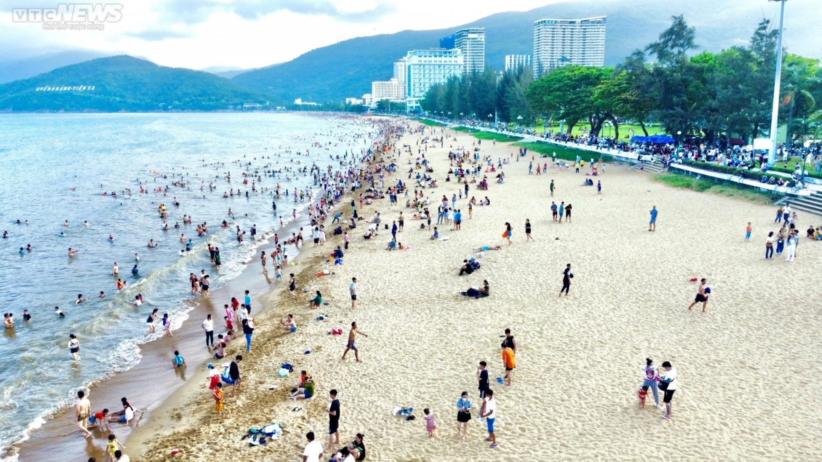 beaches attract holidaymakers during five-day break picture 2