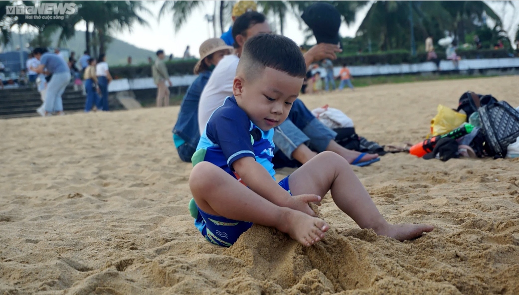 beaches attract holidaymakers during five-day break picture 4