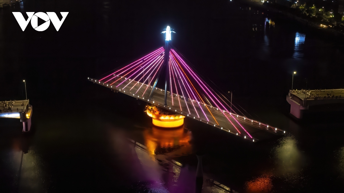 sparkling han river bridge rotates at night picture 3