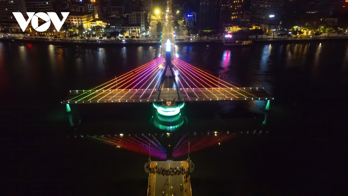 sparkling han river bridge rotates at night picture 4