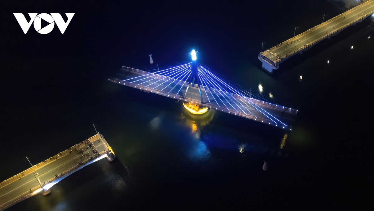 sparkling han river bridge rotates at night picture 5