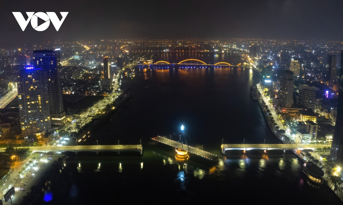 sparkling han river bridge rotates at night picture 6