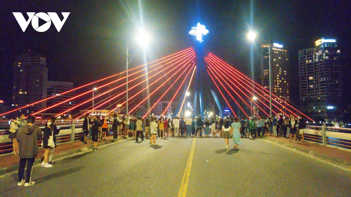 sparkling han river bridge rotates at night picture 7